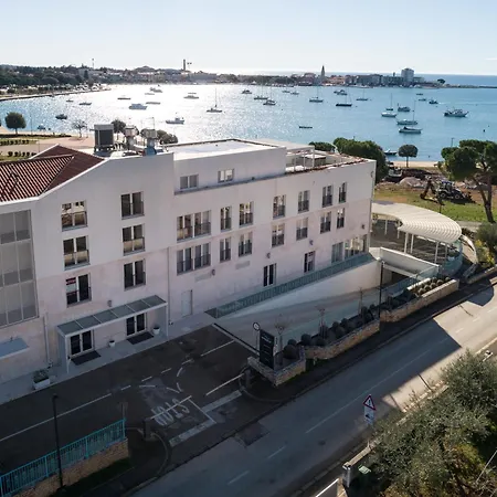 Humagum Sea View - Garden Palace Apartment Umag
