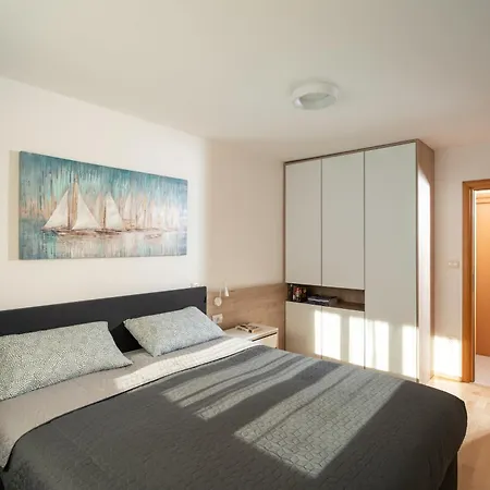 Humagum Sea View - Garden Palace Apartment Umag